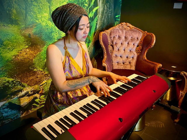 Picture of Akane Tada playing her piano.